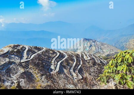 Terrain accidenté de l'Himalaya inférieur au Sikkim, ou Dzuluk Zuluk, du point de vue Thambi. Route sinueuse de 32 virages en épingle. Route de la soie Banque D'Images