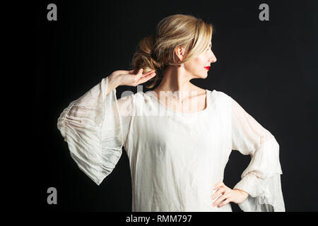 Close up studio portrait de belle femme en robe blanche sur fond noir Banque D'Images
