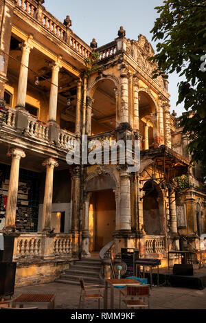 Cambodge, Phnom Penh, centre-ville, l'hôtel particulier de la rue 19, le Bar du patrimoine, dans le vieux bâtiment colonial français Banque D'Images