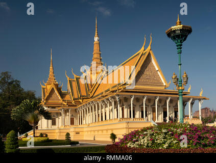 Cambodge, Phnom Penh, centre-ville, du Palais Royal, de la Salle du Trône de lampe dans palace gardens Banque D'Images