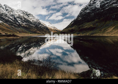 Loch Achtriochtan réflexions hiver neige paysage de montagne dans la région de Glencoe Ecosse Banque D'Images