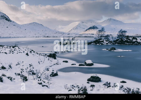 Un frozen Rannoch Moor hiver neige paysage en Ecosse Glencoe Banque D'Images