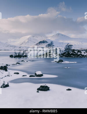 Un frozen Rannoch Moor hiver neige paysage en Ecosse Glencoe Banque D'Images