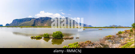 Magnifique paysage de montagne avec pelouse et plage de blue sky background à Khao Sam Roi Yot National Park, Kui Buri District, Prachuap Khiri Kh Banque D'Images