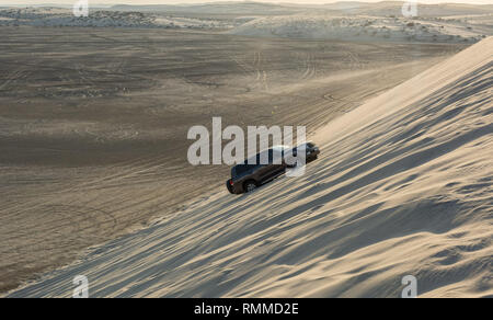 Khor Al Adaid, Qatar - 5 novembre, 2016. Véhicule 4X4 au volant d'une dune de sable dans la région de Khor Al Adaid désert au Qatar. Banque D'Images