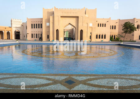 Doha, Qatar - 7 novembre 2016. Vue extérieure du Hall à Katara Katara cultural village à Doha, Qatar, en piscine. Banque D'Images