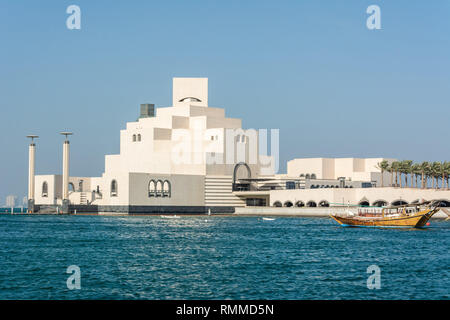 Doha, Qatar - 9 novembre, 2016. Vue extérieure du Musée d'Art islamique de Doha, à travers l'eau. Banque D'Images