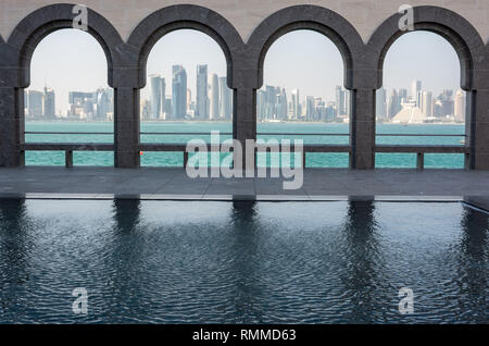 Doha, Qatar - 9 novembre, 2016. Skyline Doha vue à travers les arcades du Musée d'Art islamique de Doha. Banque D'Images