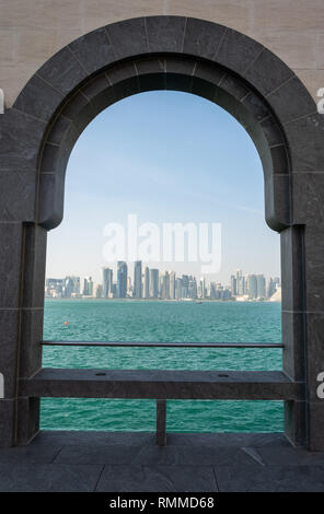 Doha, Qatar - 9 novembre, 2016. Skyline Doha vue à travers les arcades du Musée d'Art islamique de Doha. Banque D'Images