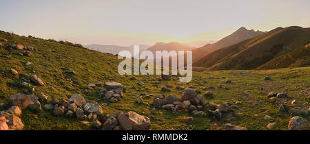 Les grandes roches de quartz sur une prairie de montagne. coucher du soleil dans les montagnes. Banque D'Images