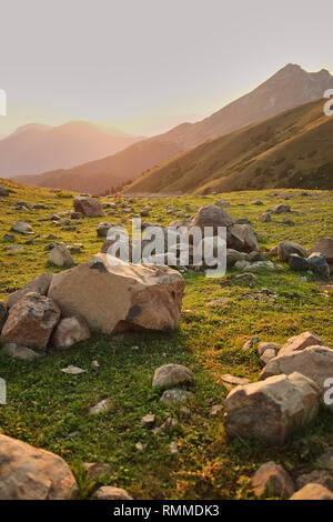 Les grandes roches de quartz sur une prairie de montagne. coucher du soleil dans les montagnes. Banque D'Images