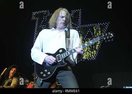 Le guitariste Scott Gorham de l'hard rock Thin Lizzy est montré sur scène pendant un concert en direct de l'apparence. Banque D'Images