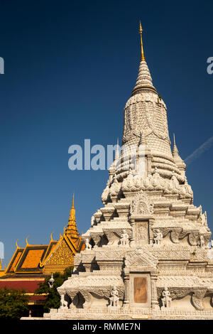 Cambodge, Phnom Penh, centre-ville, le Palais Royal, le Roi Norodom stupa du toit et Pagode d'argent Banque D'Images