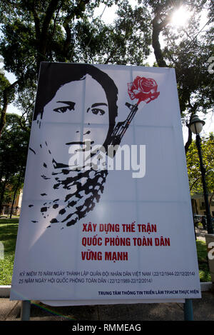 Affiche de propagande, illustrant avec guerilla femelle fleur dans gun, parc près de notre cathédrale Barrage, Ho Chi Minh Ville (HCMV), Viêt Nam Banque D'Images