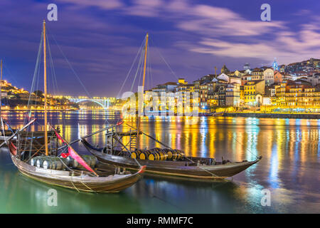 Porto, Portugal cityscape sur le fleuve Douro, dans la nuit. Banque D'Images