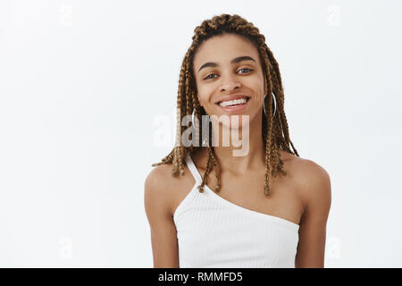 Élégant mignon et attrayant sans souci african american female student avec dreads et accolades bénéficiant d'un large sourire s'exprimer avec audace co Banque D'Images