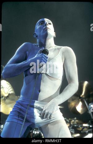 Chanteur Maynard James Keenan du Grammy Award Winning rock band outil est illustré sur scène pendant un concert en direct de l'apparence. Banque D'Images