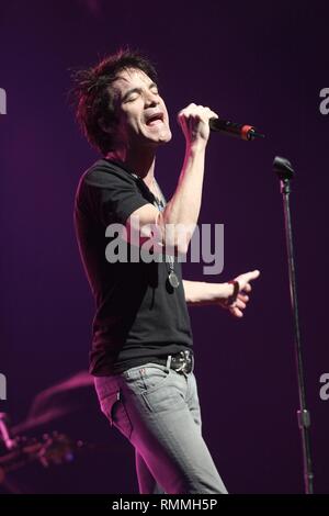 Patrick Monahan, chanteur du groupe de rock Grammy Award Winning Train est montré sur scène pendant un concert en direct de l'apparence. Banque D'Images