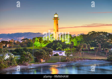 Jupiter, en Floride, USA avec Jupiter Inlet Light à l'aube. Banque D'Images