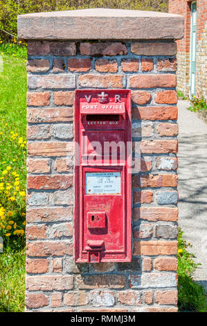 Victorien de style britannique rouge pillar box à Trinity, Terre-Neuve, Canada. Banque D'Images