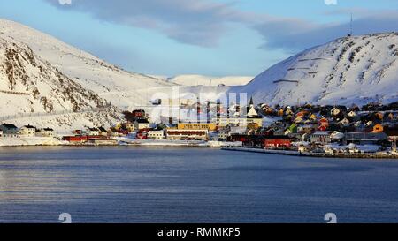 Ville au bord de l'Arctique, avec des montagnes enneigées, la Norvège Banque D'Images