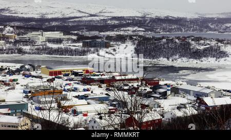 Ville au bord de l'Arctique, avec des montagnes enneigées, la Norvège Banque D'Images