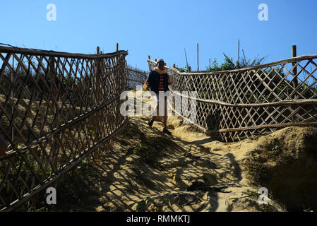 Des réfugiés rohingyas personnes marchant dans le camp de réfugiés en Balukhali Ukhia, Cox's Bazar (Bangladesh). 02 Février, 2019 Banque D'Images