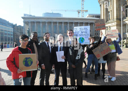 Le chef du conseil municipal de Birmingham Cllr. Ian Ward (centre) avec les militants du changement climatique, y compris les élèves de l'École King Edward VI Aston, dans le quartier du Square Victoria. Banque D'Images