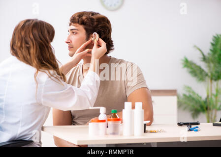 Patient avec problème auditif visiter médecin oto-rhino-laryngologiste Banque D'Images