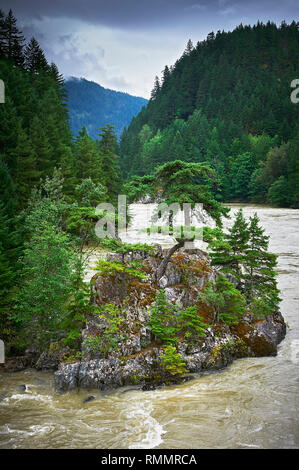 Vue panoramique sur le fleuve Fraser à un point de vue près de Lilooeet le long de la route 99, British Columbia, Canada Banque D'Images