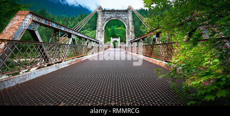 Lillooet, C.-B., Canada - 30 juin 2012 : rusty metal pont suspendu au-dessus de la rivière Fraser Banque D'Images