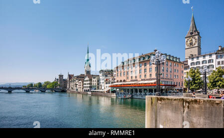 La Suisse, dans le Canton de Zürich, vue de la vieille ville de Zürich à partir de la rivière Limmat avec l'éminent Storchen Hotel, Eglise Saint-Pierre et l'église Fraumünster Banque D'Images