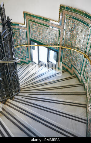 Décorées de meubles anciens escalier en spirale avec marches en marbre. Intérieur du bâtiment classique Banque D'Images
