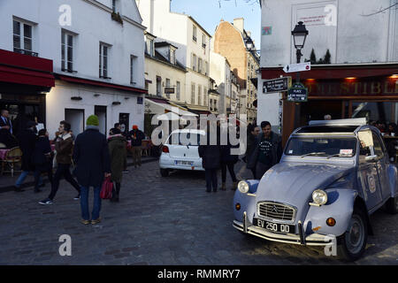 Citroën 2CV - Place du Tertre - Montmartre - Paris - France Banque D'Images