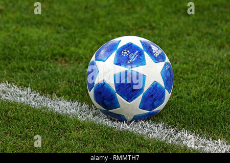 Kiev, UKRAINE - le 28 août 2018 : Deux Ligue des Champions saison 2018/19 match ball sur l'herbe au cours de l'UEFA Champions League play-off game Banque D'Images