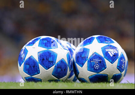 Kiev, UKRAINE - le 28 août 2018 : Deux Ligue des Champions saison 2018/19 les ballons sur l'herbe au cours de l'UEFA Champions League play-off game Banque D'Images