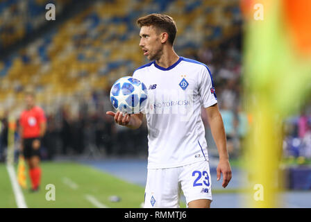 Kiev, UKRAINE - le 28 août 2018 : croate Josip Pivaric du FC Dynamo Kyiv jette en boule au cours de l'UEFA Champions League play-off match contre Aj AFC Banque D'Images