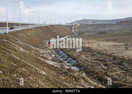 Canal de l'eau de drainage le long de la route Banque D'Images