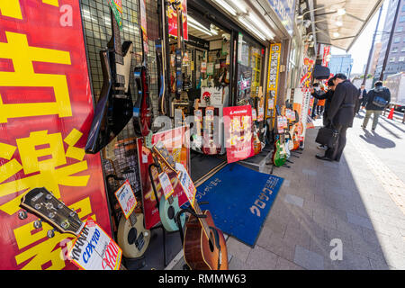 Instruments de musique boutique près de Ochanomizu Station, Chiyoda-Ku, Tokyo, Japon Banque D'Images