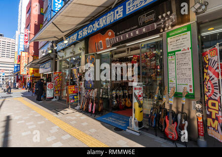 Instruments de musique boutique près de Ochanomizu Station, Chiyoda-Ku, Tokyo, Japon Banque D'Images