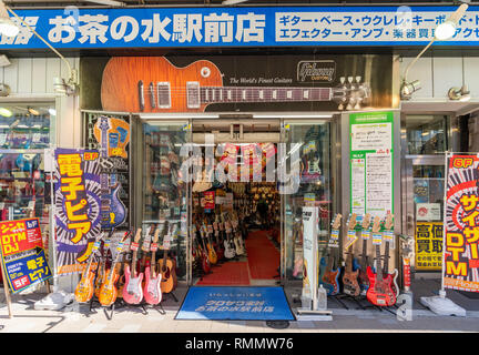 Instruments de musique boutique près de Ochanomizu Station, Chiyoda-Ku, Tokyo, Japon Banque D'Images