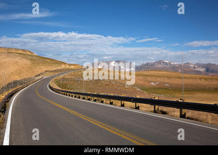 WY03725-00...WYOMING - The Beartooth Highway sur le côté est du col de Beartooth dans la forêt nationale de Shoshone. Banque D'Images