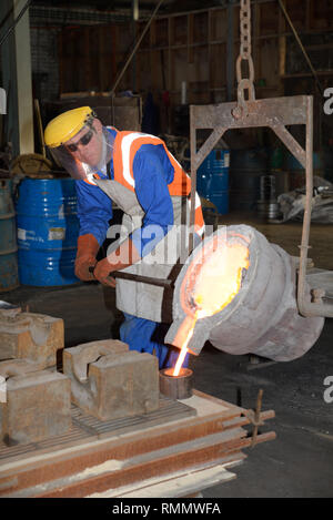 Pour fondeurs du fer en fusion dans des moules pour faire des foyers Banque D'Images