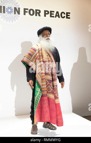 New York, NY - 13 Febbruary, 2019 : Sadhguru Jaggi Vasudev assiste à la mode pour la paix présentation par Sadhguru Jaggi Vasudev au cours de l'automne/hiver à la fashion week Spring Studios Banque D'Images