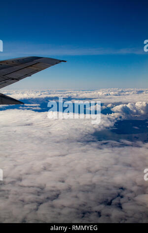 Beau ciel bleu et nuages à partir de la fenêtre de l'avion quelque part au-dessus du Pacifique Banque D'Images