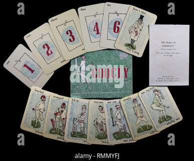 Ensemble complet de cricket vintage jeu de cartes et de règlement par COUINENT Smith & Hallam Ltd de Londres. Isolé sur fond noir avec des cartes attisé. Banque D'Images