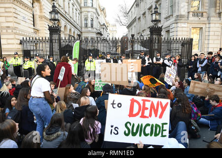 Les jeunes étudiants de la grève 4 mouvement climatique à l'extérieur des portes de Downing Street pendant une manifestation du changement climatique à Westminster, Londres. Banque D'Images