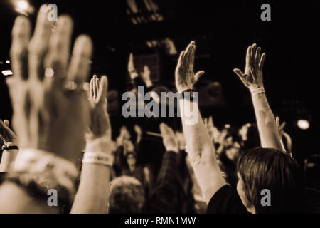 Eindhoven, Pays-Bas,26-jan-2019:les gens avec les mains en s'amusant tout en écoutant la musique sur scène pendant un concert,c'est un concert annuel avec différents artistes dans le style vintage Banque D'Images