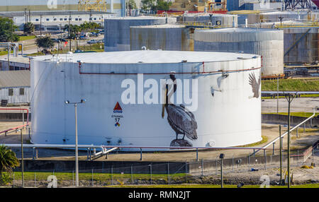 TAMPA, FLORIDE - le 27 février 2016 : raffineries de pétrole sont très vastes complexes industriels qui impliquent beaucoup de différentes unités de traitement et é Banque D'Images