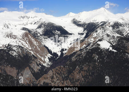 Une belle vue sur les crêtes de haute altitude recouverte de neige et une belle vallée au milieu partir entre deux crêtes rocheuses sans neige et contin Banque D'Images